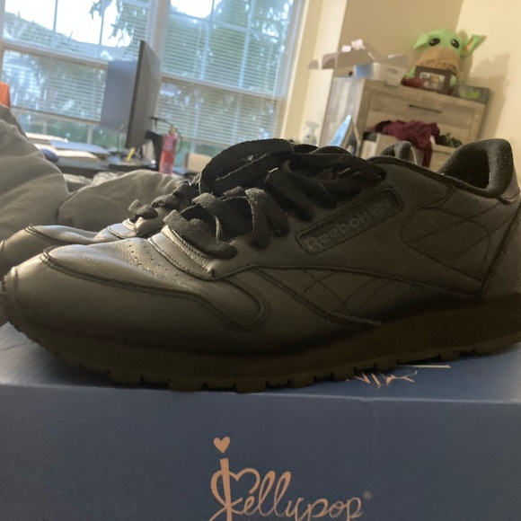 Men’s SZ 10 barely worn Reeboks black sneakers. - Picture 4 of 5